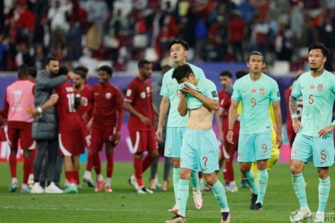 国足持续下滑，何去何从？