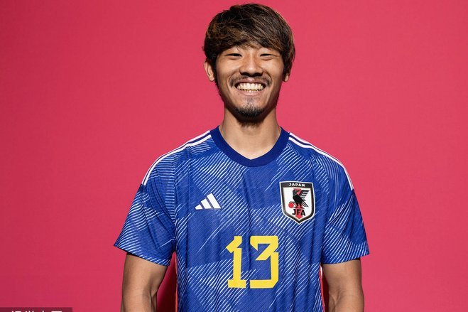 日本队出征世界杯：长友佑都戴斗魂头巾，森保一喊球迷支持