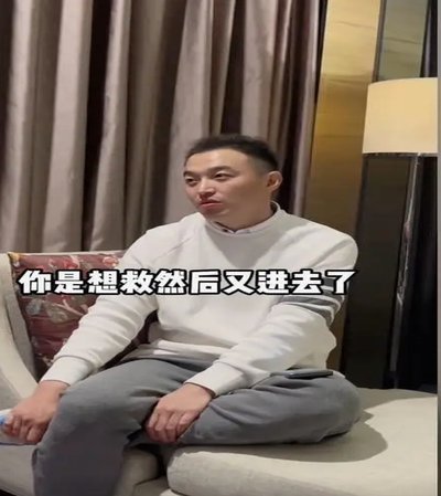 亚冠决赛前冯潇霆与队友凌晨打LOL