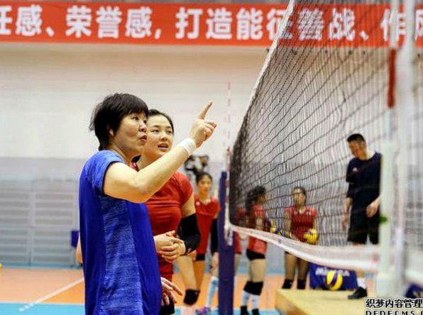 镜报：斯特林目前无球可踢，暂在自己青训学院指导年轻球员